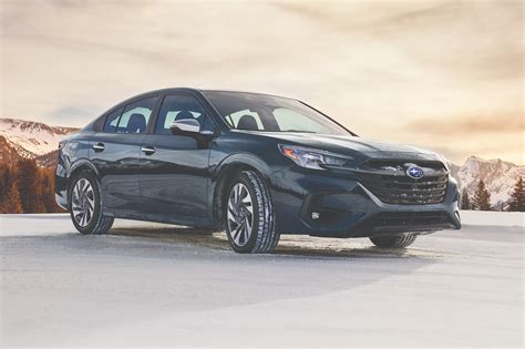 Subaru Legacy sedano nuotrauka kelyje