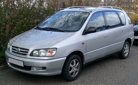 „Toyota Picnic“ automobilis kelyje