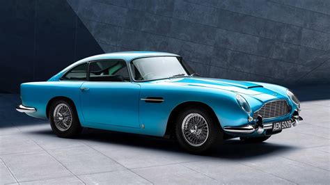 Aston Martin DB5 ir Džeimsas Bondas