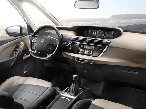 Interior photo of Citroën C4 Grand Picasso highlighting spaciousness and panoramic windshield