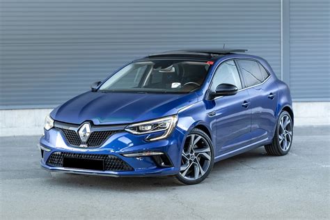 Renault Megane GT važiuojantis keliu