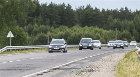Tematinė nuotrauka, vaizduojanti automobilio padangą ant kelio