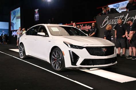 nuotrauka Cadillac CTS-V sedano iš priekio ir šono
