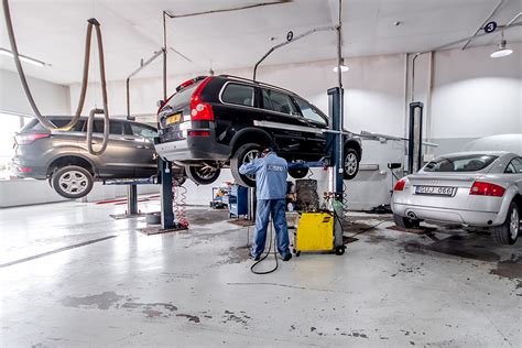 Autoservisas atliekantis automobilio diagnostiką