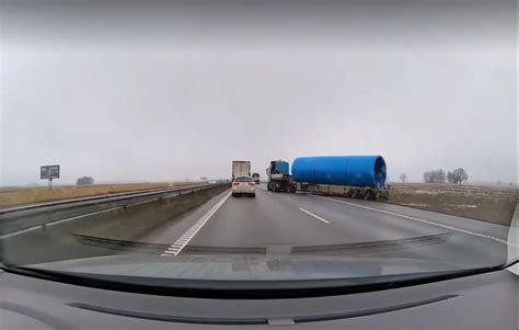 dūmijantis sunkvežimis griovyje