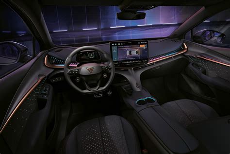 Erdvi ir kokybiška Mercedes-Benz A180 salono interjero nuotrauka, demonstruojanti vairuotojo darbo vietą ir multimedijos sistemą.