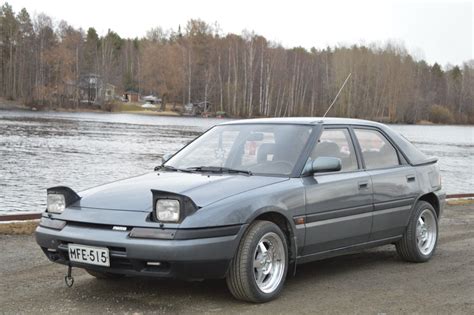 Mazda 323F važiuoklės komponentų iliustracija