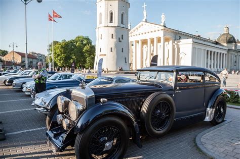 Vestuvių kolona su prabangiais automobiliais Elektrėnuose