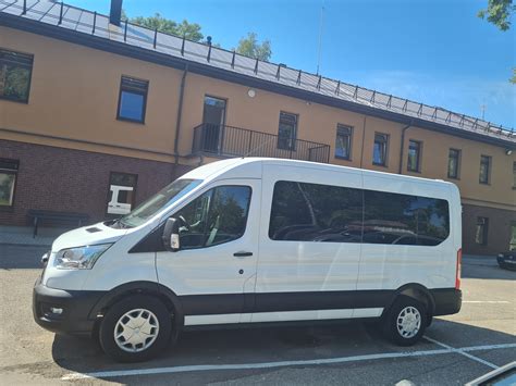 Modernus mikroautobusas, tinkamas vestuvių svečių transportavimui
