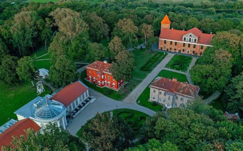 Dvaras su vestuvių automobiliais ir jaunavedžiais
