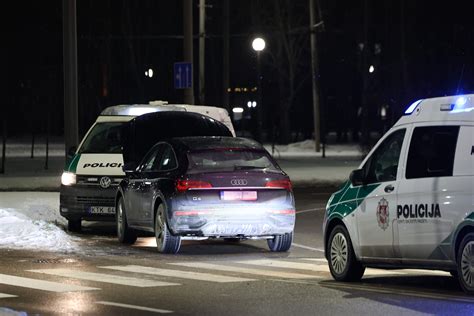 Policijos pareigūnai persekioja automobilį