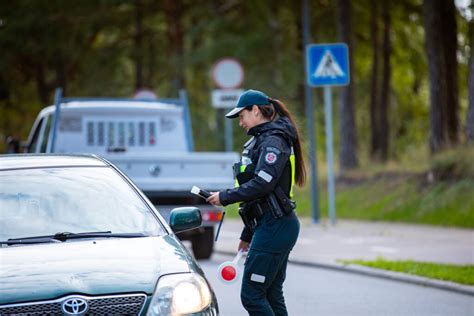 Marijampolės VPK nuotrauka: Policijos pareigūnai tikrina vairuotojus
