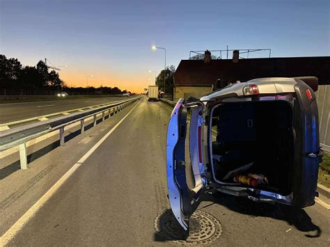 Nuotrauka: sumaitotas automobilis Niva po susidūrimo su tanku Rusijoje
