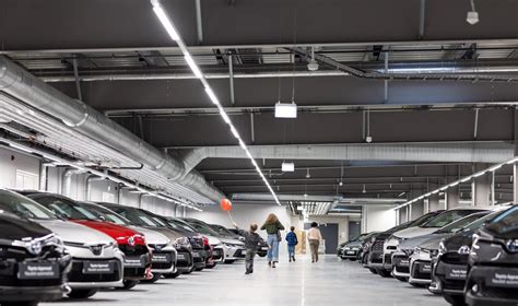 Nuotrauka, iliustruojanti naujai atidarytą „Tesla“ autorizuotą kėbulų remonto centrą Vilniuje.