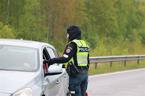 Tematinė nuotrauka, vaizduojanti eismo įvykį arba policijos pareigūnus kelyje