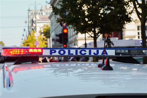 Policijos automobilio nuotrauka, simbolizuojanti atsakomybę