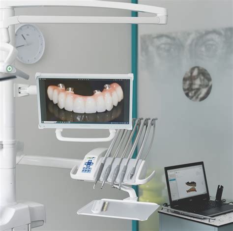 nuotrauka: odontologas dirba keliose darbovietėse