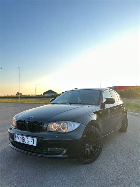 BMW 1 serija Hatchback (E87) iš priekio, pabrėžiantis dinamišką dizainą