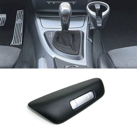 Detalė, rodanti BMW 1 serijos E87 galinę pakabą ir pavaros veleną