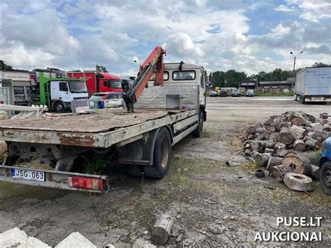 Tematinė nuotrauka: sunkvežimis, važiuojantis per graikišką kraštovaizdį