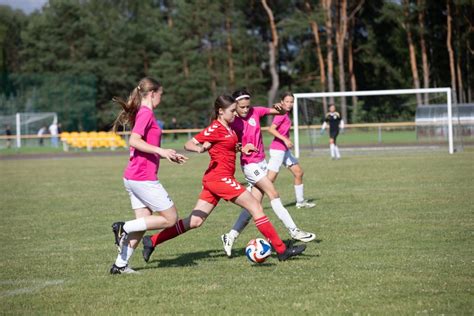 Juozas Liesis su futbolo komanda mergaičių treniruotėje