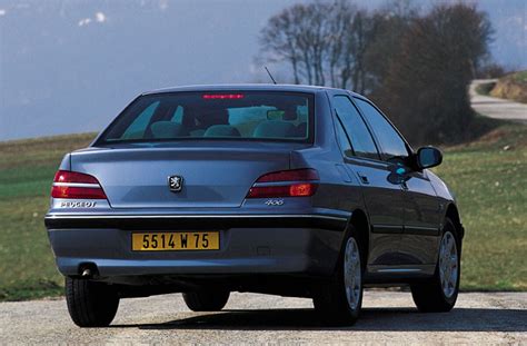 Peugeot 406 V6 galinis vaizdas su duslintuvo išmetimu