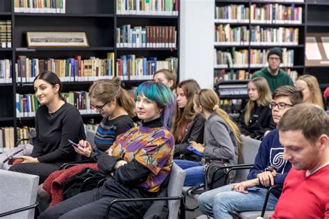 Studentai, besimokantys autoelektros sistemų dirbtuvėse