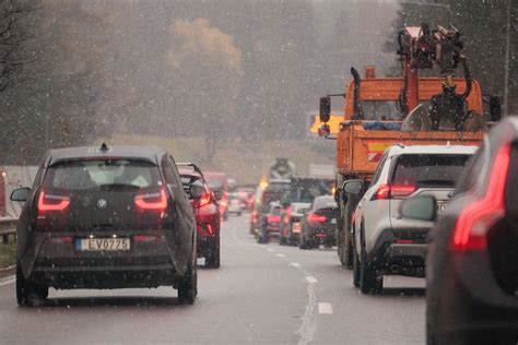 Tematinė nuotrauka: eismas keliuose, automobiliai ir ženklai