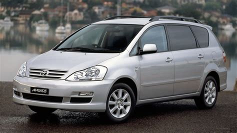 Toyota Avensis Verso automobilis, stovintis prie namo