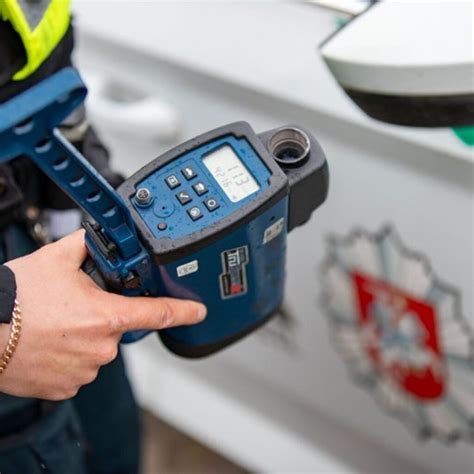 automobilis aptaško pėsčiąjį, lietus, didelis greitis