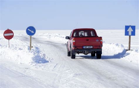 ledo kelias Estijoje, automobilis važiuoja per užšalusį vandens telkinį