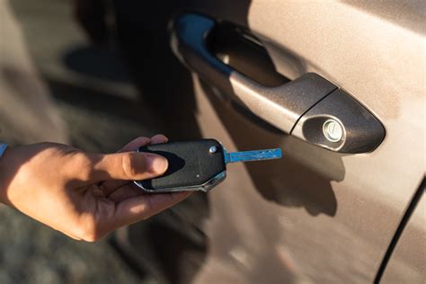 Teminis paveikslėlis, vaizduojantis automobilio raktus salone