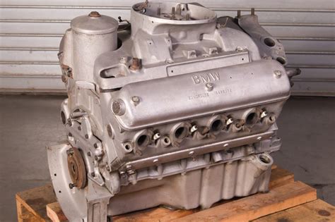 Istorinis BMW V8 OHV variklis