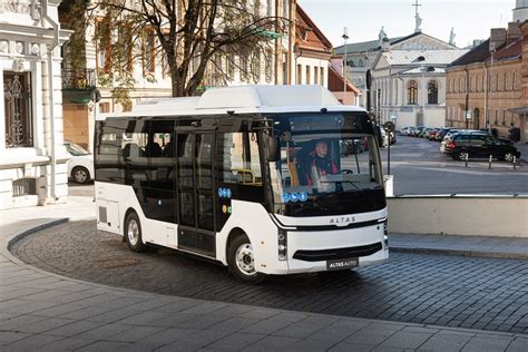 Autobusas su atviromis durimis važiuojantis gatve