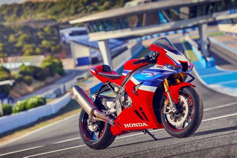 Honda CBR1000RR-R Fireblade stovintis ant kelio