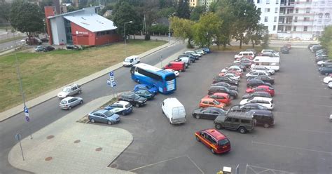 automobilis pastatytas viešoje aikštelėje
