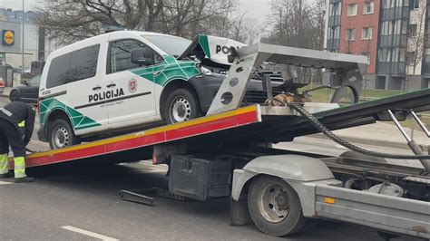 Teminė nuotrauka: techninės pagalbos automobilis traukia sugedusią transporto priemonę