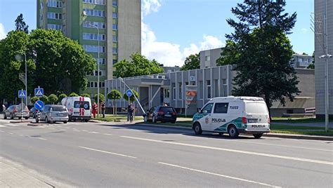Teminė nuotrauka: avarija Vilniaus Dariaus ir Girėno gatvėje, sudužę automobiliai Volvo ir BMW, avarijos pasekmės