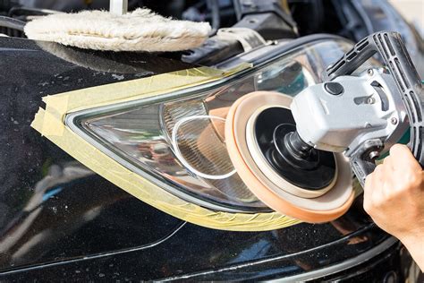Nuotrauka, demonstruojanti suremontuotą ir atnaujintą automobilio žibintą