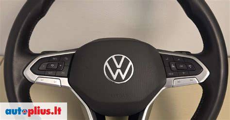 Volkswagen Touran vairas su multimediniais valdymo mygtukais