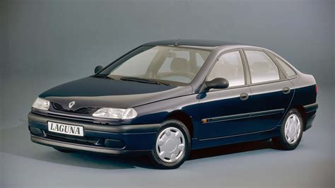 Teminė nuotrauka su „Renault Laguna“ (2001) variklio skyriumi