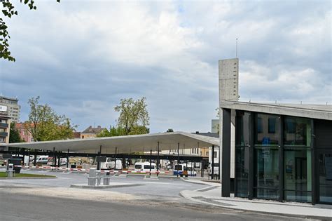 Autobusų stoties prieangis su išvažiuojančiu mikroautobusu
