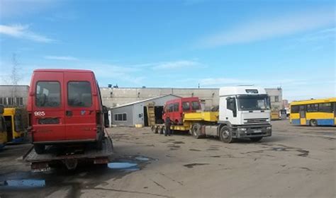 Seni, techniškai netvarkingi autobusai stovintys Pakruojo autotransporto parke