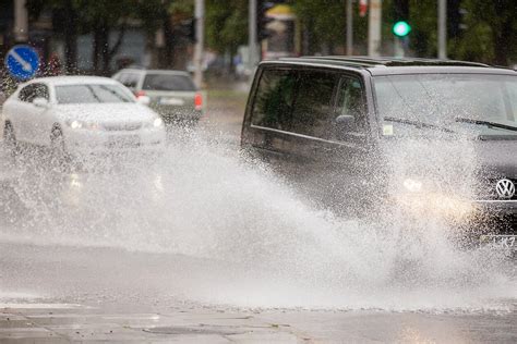 Iliustracija, rodanti netolygiai nusidėvėjusią padangą