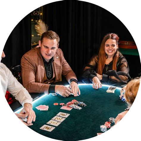 Tematinė nuotrauka: pokerio stalas su kortomis ir žetonais