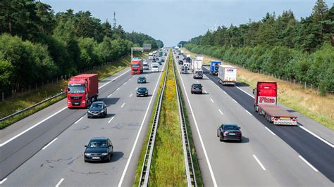 Sunkvežimis važiuojantis Vokietijos autostrada su specialiu borto įrenginiu
