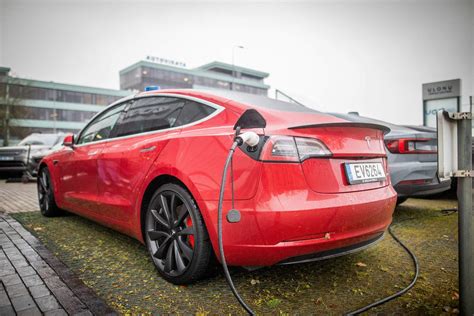 Tematinė iliustracija su „Tesla” automobiliu ir jutikliais