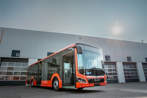 Kauno miesto gatvėmis važiuojantis modernus, žemagrindis autobusas su dideliais langais.