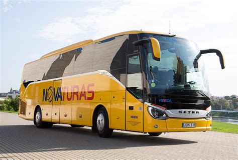Autobuso vairuotojas Ramūnas Pečiokas atlieka transporto priemonės apžiūrą prieš reisą.