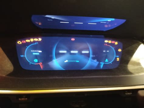 „Peugeot iCockpit 3D“ prietaisų skydelio schema su holograma